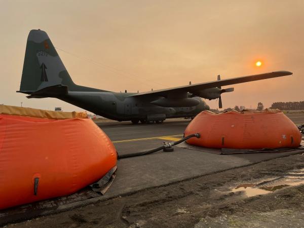 Aeronave C-130 Hércules atuou no combate aos incêndios florestais que atingiram a cidade de Concepción 
