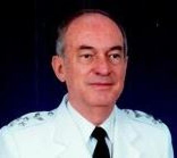 Oficial-General ingressou na FAB em 1956 e exerceu importantes cargos e funções Oficial-General ingressou na FAB em 1956 e exerceu importantes cargos e funções