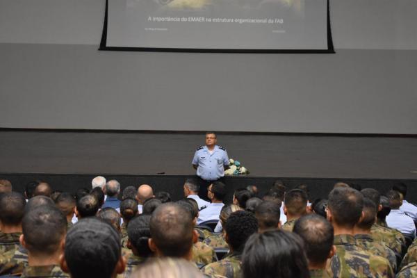 Durante a solenidade, o Comandante da EEAR relembrou o fato do Chefe do EMAER ter feito parte do corpo de alunos da Escola