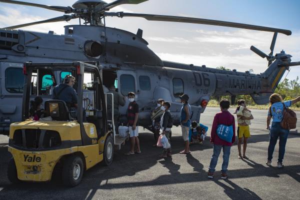 Cinco famílias de diferentes comunidades da Terra Indígena Yanomami embarcaram em helicóptero da Marinha do Brasil na manhã desta terça (14/03).