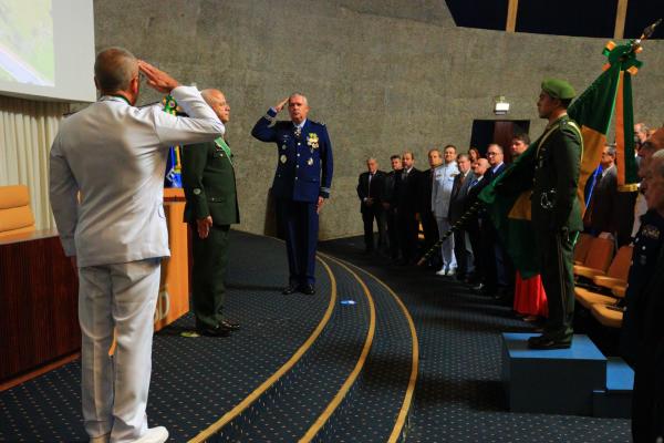 O Vice-Almirante Paulo Renato Rohwer Santos passou o cargo de Comandante da ESD para o Major-Brigadeiro do Ar Valdir Eduardo Tuckumantel Codinhoto, nessa sexta-feira (31), em Brasília (DF)