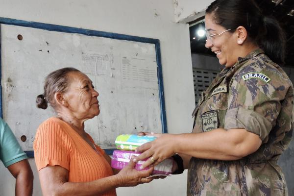 Em uma ação da GUARNAE-RF, mais de 300 pacotes de absorventes íntimos foram entregues na Comunidade do Jordão, em Recife (PE)