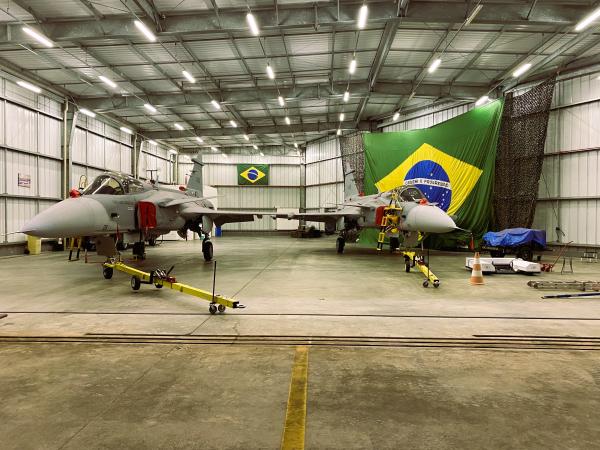 Os caças, fabricados pela SAAB, saíram da Suécia em meados de abril e chegaram ao Brasil nesta sexta-feira (05/05)