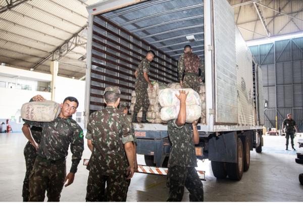 Em caminhão da Companhia Nacional de Abastecimento (Conab), primeira remessa de cestas básicas chegou nessa sexta-feira (05/05) à Base Aérea de Boa Vista (BABV)