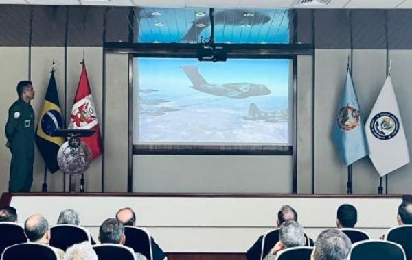 Apresentação técnica da aeronave foi realizada pelo Comandante do Esquadrão Zeus, da FAB, no dia 16/05, no Peru