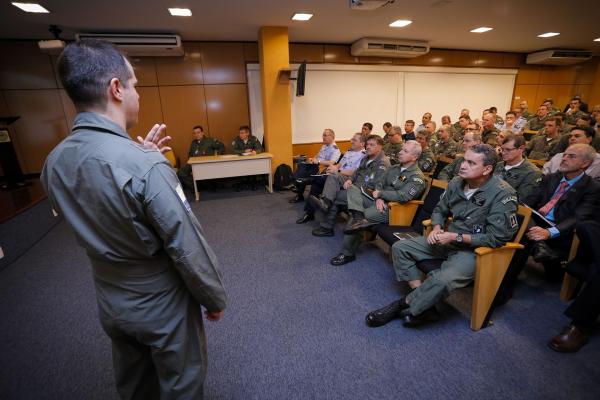 Na ocasião, foram debatidos os Projetos F-39 Gripen e KC-390 Millennium, da Força Aérea Brasileira