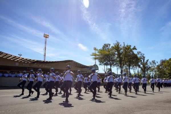 Com mais de meio século de existência, Organização Militar celebrou data com desfile aéreo e condecorações