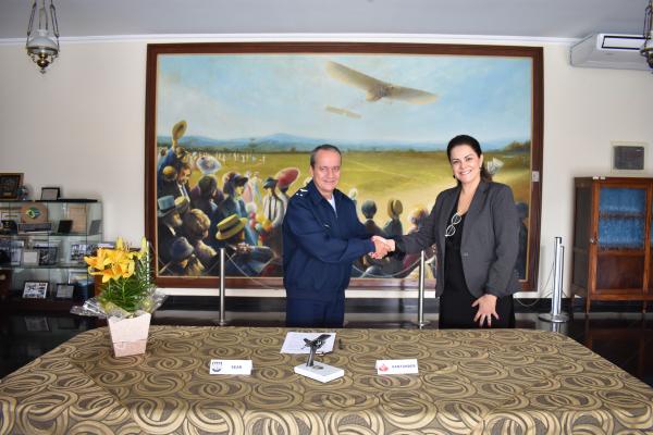 O convênio foi firmado entre a Escola de Especialistas de Aeronáutica (EEAR) e o Banco Santander