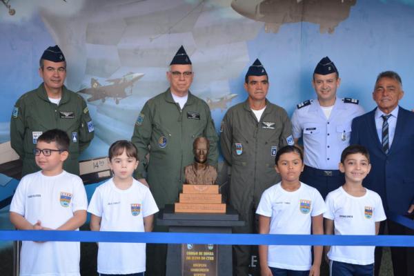 Na ocasião, foi realizada uma Cerimônia Cívico-Militar de descerramentos do Busto do Tenente Raimundo Nonato do Rêgo Barros, piloto militar que dá nome ao Colégio
