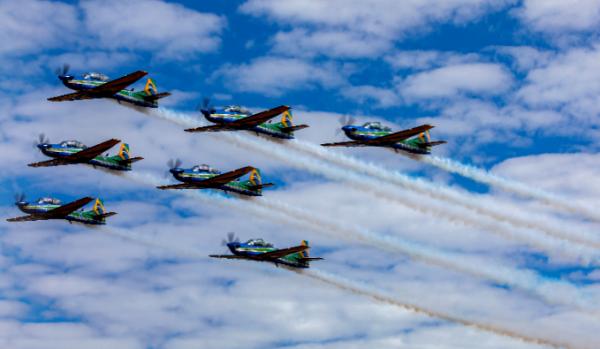 Evento reuniu 125 mil pessoas e contou com acrobacias aéreas, exposições de aeronaves e aeromodelismo