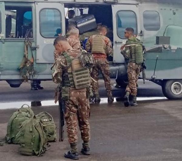 Helicópteros da FAB transportaram as tropas armadas para locais estratégicos situados na faixa de fronteira dentro da TIY