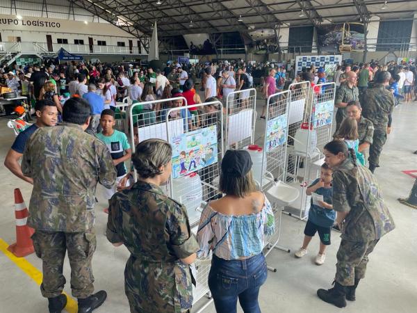 Programação contou com exposição de carros antigos, sobrevoo de aeronaves, paraquedismo, aeromodelismo e atrações culturais