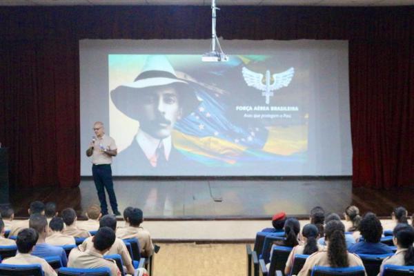 Ação é coordenada pelo Centro de Memória e visita escolas e colégios do Recife (PE) 