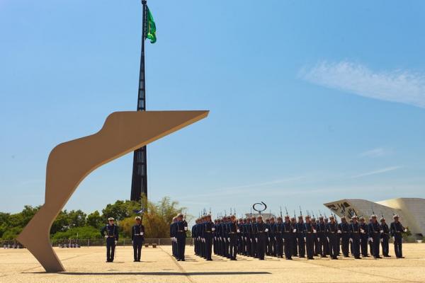 A edição deste mês faz parte das comemorações em alusão aos 150 anos do Nascimento de Alberto Santos Dumont