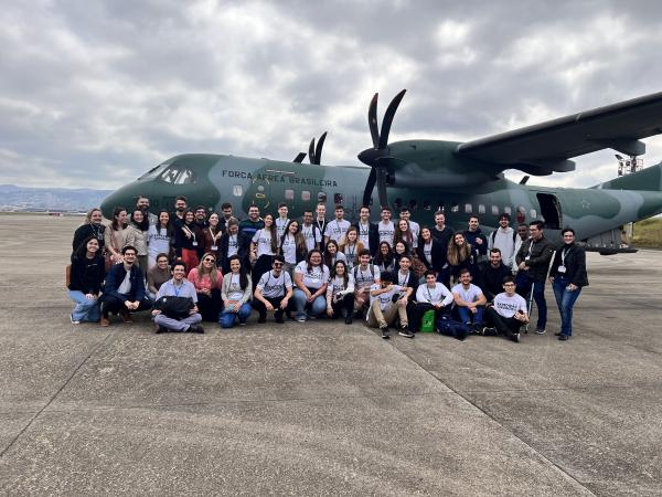 Aeronave C-105 Amazonas levou residentes e professores para atender populações vulneráveis