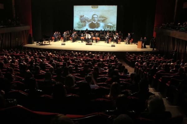 A orquestra apresentou diversos sucessos nacionais e internacionais de artistas consagrados para um público de mais de mil pessoas