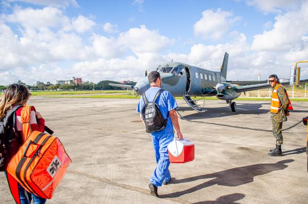 Os órgãos foram deslocados a bordo da aeronave C-95M Bandeirante da FAB