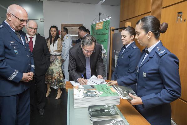 Obra especial reúne reportagens e publicações da imprensa brasileira sobre Patrono da Aeronáutica Brasileira 

