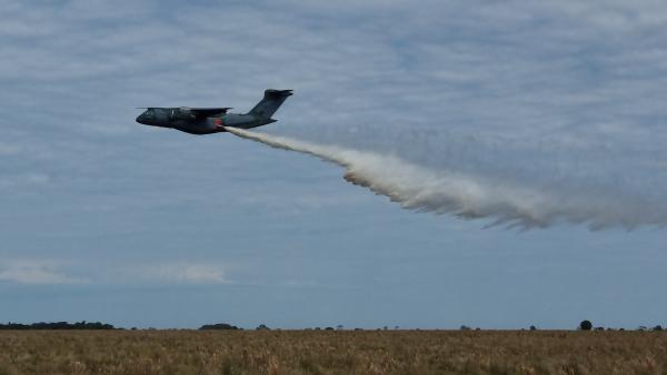 Após o treinamento, a Força Aérea Brasileira estará pronta para realizar a missão de Combate a Incêndio em Voo com a aeronave KC-390 Millennium