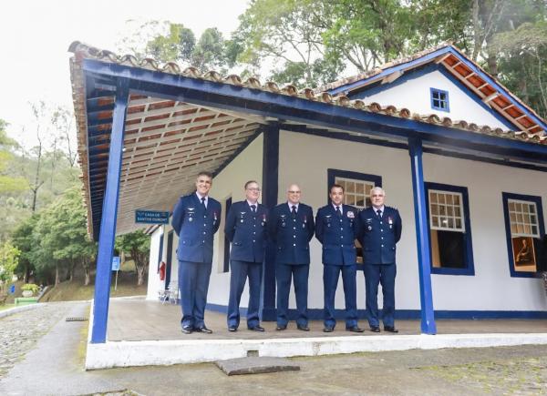 Durante Cerimônia Militar, o Tenente-Brigadeiro do Ar Marcelo Kanitz Damasceno recebeu a Medalha Mérito Cabangu