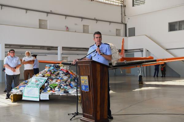 Departamento de Ciência e Tecnologia Aeroespacial arrecadou mantimentos no Domingo Aéreo, que ocorreu em São José dos Campos (SP)