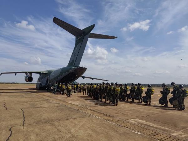 A operação examina as capacidades do KC-390 Millennium em Assalto Aeroterrestre e atividades associadas