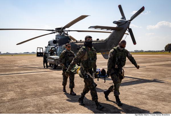 O que acontece após o resgate da equipe SAR? Pela primeira vez, o Hospital de Campanha da Força Aérea participa da finalização do resgate feito pelo Homem-SAR