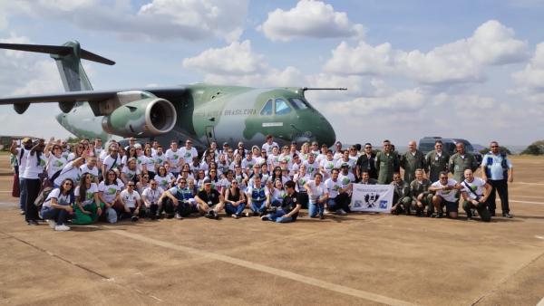 Aeronave KC-390 Millennium transportou 160 profissionais de saúde e da área social