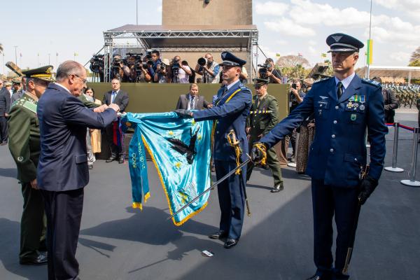 As Organizações Militares da FAB foram agraciadas com as medalhas do Pacificador e Mérito Aviação do Exército