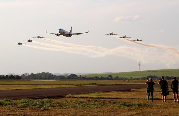 O evento fixou o olhar do público nas exposições dos equipamentos militares, nas acrobacias da Esquadrilha da Fumaça e na passagem de aviões de caça