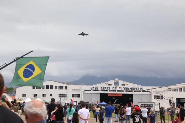 O evento conta com exposição de aeronaves militares e civis, demonstrações aéreas, shows musicais, espaços infantis,  e muitas outras atrações