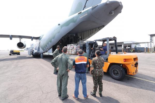 O transporte de ajuda humanitária foi viabilizado pelo Governo do Amazonas em parceria com o Governo Federal e as Forças Armadas