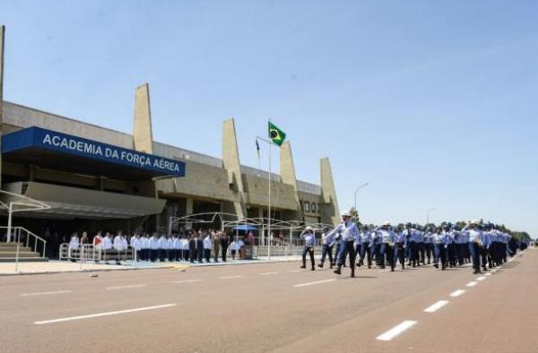 Sabrina visita a AMAN e conhece a rotina das mulheres do Exército