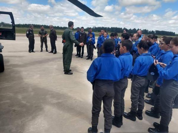 As crianças e jovens do projeto tiveram a oportunidade de conhecer a BASM, saber mais sobre as atividades de contraincêndio, busca e salvamento, bem como conhecer os cães de guerra