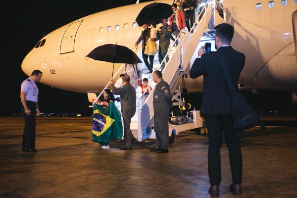 Segundo voo de brasileiros e familiares que estavam na Faixa de Gaza pousou na Base Aérea de Brasília na madrugada desta segunda-feira (11/12)