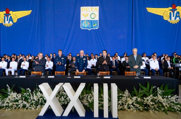 Os novos engenheiros celebraram a conclusão de uma jornada marcada por desafios intelectuais, crescimento pessoal e dedicação.