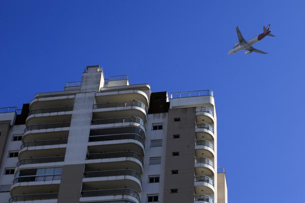 Aeronave em procedimento de subida após decolar do Aeroporto de Congonhas