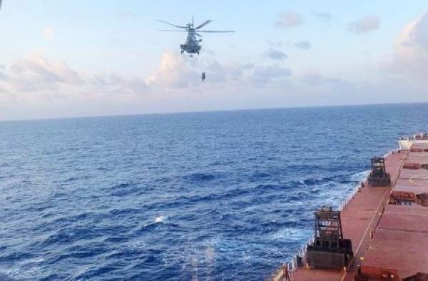 Resgate foi realizado em embarcação distante 140 milhas náuticas de Recife por meio da aeronave H-36 Caracal
