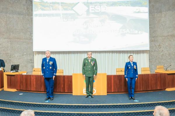 O Major-Brigadeiro do Ar Valdir Eduardo Tuckumantel Codinhoto passou o Comando da ESD para a Major-Brigadeiro Médica Carla Lyrio Martins, nesta sexta-feira (23), em Brasília (DF)