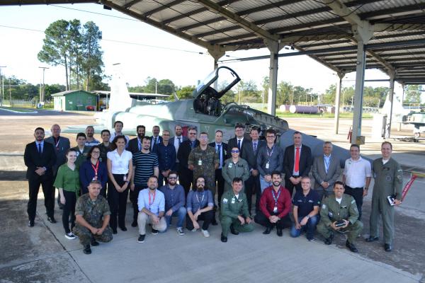 O datalink militar brasileiro vai permitir que aviões troquem, em pleno voo, dados entre si e com estações de Comando e Controle