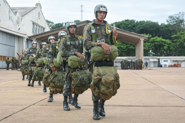 151 Cadetes do Primeiro Esquadrão participaram do treinamento para abandono de aeronave em voo de forma segura