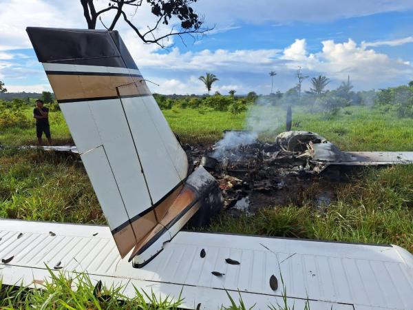 Após descumprirem as orientações da defesa aérea, os suspeitos colocaram fogo no avião e fugiram do local