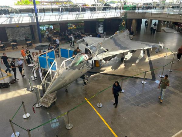 A réplica em tamanho real do caça multimissão da Força Aérea Brasileira (FAB) ficará aberta à visitação de 18 de abril a 02 de maio, no Aeroporto Internacional