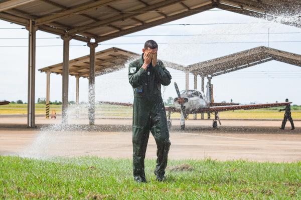  Academia da Força Aérea celebra o primeiro voo solo do ano na aeronave T-25 Universal