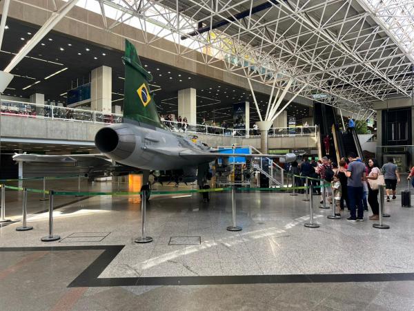Réplica da aeronave de caça da FAB está em exposição no saguão do Aeroporto da capital federal