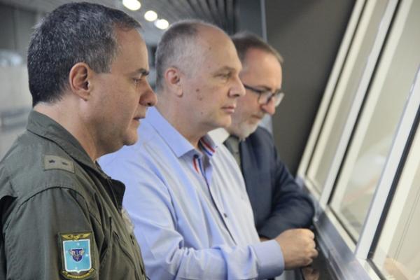 Na ocasião, o Presidente da AEB conheceu as instalações do Centro de Operações Espaciais (COPE)