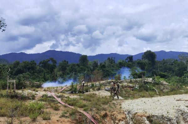  FAB, PF e PRF destroem motores e queimam acampamento na TI Yanomami