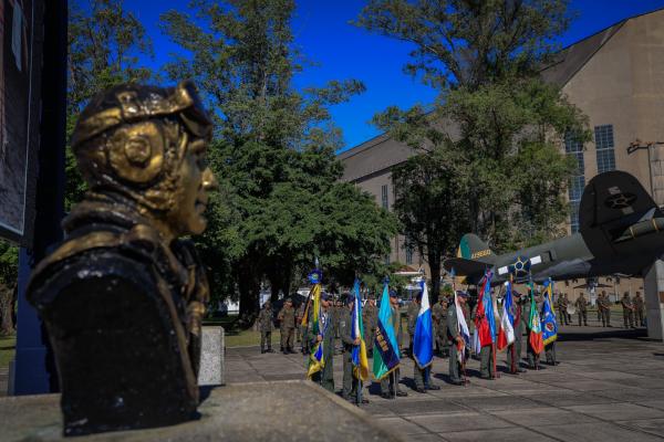 Militares da Ativa e da Reserva se reuniram na Base Aérea de Santa Cruz para homenagear os heróis da Força Aérea Brasileira na Segunda Guerra Mundial