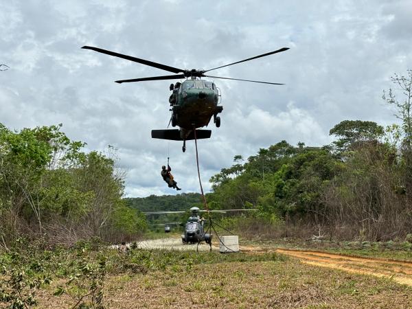 Na missão, aeronave H-60L Black Hawk, do Esquadrão Pantera da Força Aérea Brasileira, transportou cerca de 12 toneladas de carga e empregou aproximadamente 21 horas de voo
