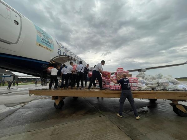  Base Aérea de Canoas recebe 1º voo humanitário da Azul com donativos
